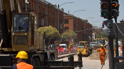 Grandes maquinarias obligan a disminuir carriles o cortas las calles para que puedan continuar con la obra