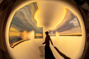 Las obras informalistas de Polesello, vistas a través de sus prismas de acrílico