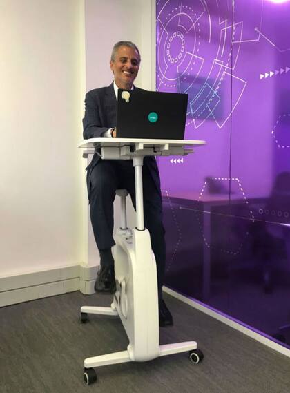 Las nuevas oficinas cuentan con bicicletas fijas con mesas incorporadas para poder trabajar con la computadora mientras se hace ejercicio