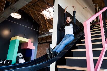 Las oficinas de Giphy Studios en Los Angeles tienen un tobogán para los invitados
