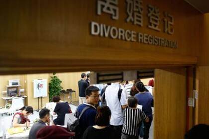 Las oficinas para registrar los divorcios no dieron a basto en la ciudad de Xian (la foto es de archivo, ahora las citas se organizan para que no haya gente en los pasillos de espera)