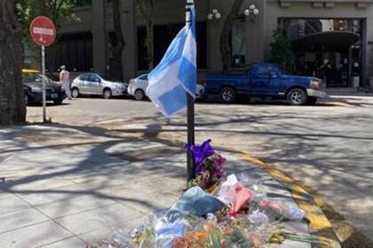 Las ofrendas florales y los homenajes al policía Juan Pablo Roldán
