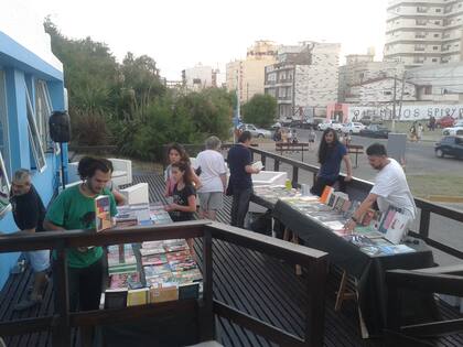 Las olas, el viento y los libros en cuatro localidades balnearias de la costa bonaerense