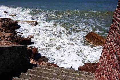 Las olas parecen querer subir por las viejas escaleras de El Marquesado