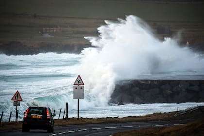 Las olas rompen al final de la pista del aeropuerto de Sumburgh, en las Islas Shetland. (Andy Buchanan / AFP)�