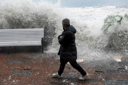 Las olas rompen contra el paseo marítimo en la ciudad turística de Sochi, en el Mar Negro, durante una tormenta el 27 de noviembre de 2023.
