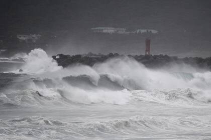 Las olas rompen en la costa cuando se acerca el tifón Haishen en Makurazaki, prefectura de Kagoshima, el 6 de septiembre de 2020
