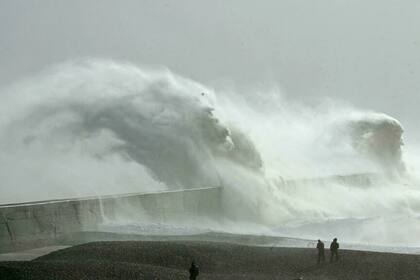 Las olas rompieron con fuerza en la playa de Newhaven, en el sur de Inglaterra