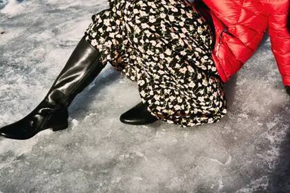 Las opciones de prendas con flores se adaptan a diversos looks (Foto Unsplash)