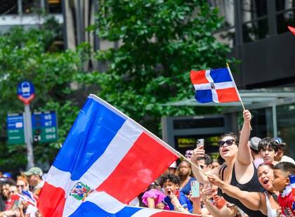 Las opciones para que los ciudadanos dominicanos obtengan la Tarjeta de Residente Permanente (green card) se enmarcan principalmente dentro de las categorías de inmigrantes basadas en la familia