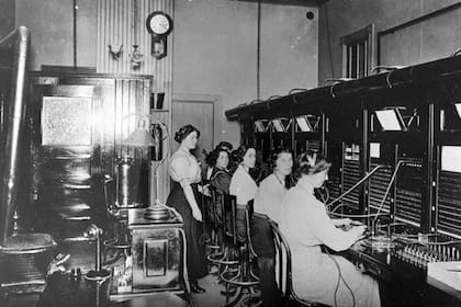 Las operadoras telefónicas eran las encargadas de comunicar los teléfonos entre dos domicilios