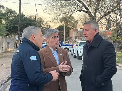 Las organizaciones criminales perpetraban asaltos a mano armada, robaban vehículos, y realizaban estafas telefónicas y por redes sociales