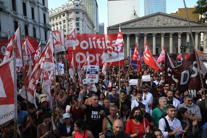 Las organizaciones de izquierda al llegar a la Plaza de Mayo