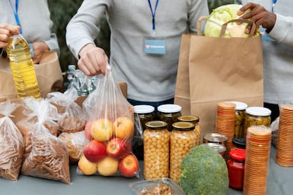 Las organizaciones de Texas entregan comida mediante dos formatos principales de ayuda: despensas fijas en centros comunitarios y universidades, y distribuciones móviles diseñadas para entregas directas en vehículos