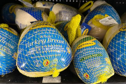 Las organizaciones entregarán pavos congelados a las familias vulnerables de Nueva York (AP foto/Peter Morgan)