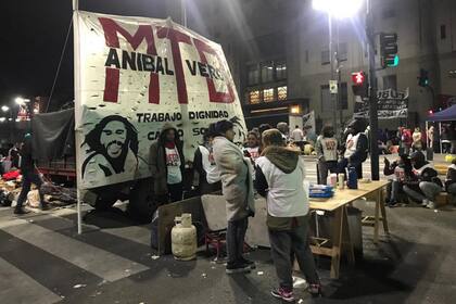 Las organizaciones prepararon ollas con comida para sus miembros