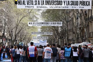 Un decano de la UBA que participa de la marcha reconoció que “se está haciendo cada vez más difícil sostener las clases”