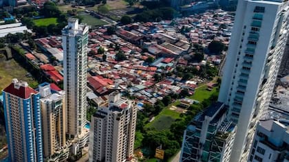 Las ostentosas torres del sector de Punta Pacífica contrastan con el humilde barrio de pescadores de Boca la Caja en Ciudad de Panamá