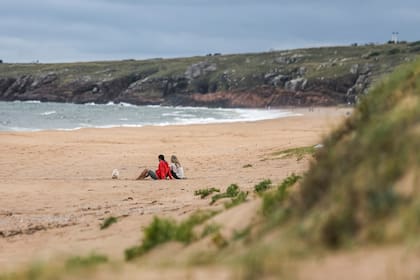 Las otras dos personas que llegaron ese día hasta Cantamar junto a su mascota.