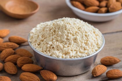 La harina de almendras tiene nula cantidad de hidratos de carbono y es alta en grasas saludables y proteínas