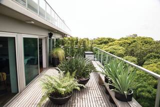 Una terraza, varios usos: compartir con amigos, descansar, leer y hacer asados