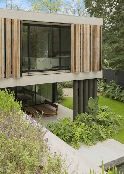 Las paisajistas propusieron un recorrido verde alrededor de todo el perímetro de la casa.