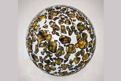 Las pallasitas son consideradas “piedras preciosas extraterrestres”. Este fragmento hallado en Siberia se subasta por 5000 dólares