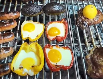 Las paltas, arriba de los morrones, le dieron un toque distintivo al asado que armó Mac Allister