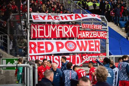 Las pancartas de la polémica en el partido de la Bundesliga