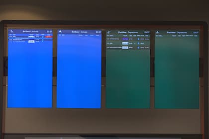 Las pantallas de arribos y partidas, casi sin vuelos para notificar.