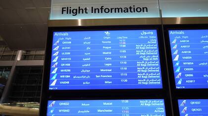 Las pantallas de información de vuelos en el aeropuerto internacional de Doha
