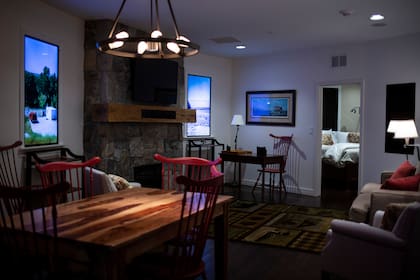 Las pantallas de TV imitan ventanas, con videos que muestran imágenes de fuera de las instalaciones, en una residencia en el Survival Condo