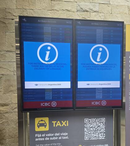 Las pantallas en el aeroparque porteño advertían en inglés y en castellano que la meteorología adversa complicaba la operación aérea