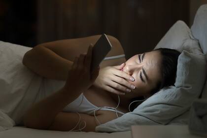Las pantallas en la cama no son recomendadas antes de ir a dormir