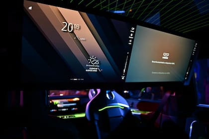 Las pantallas que se despliegan sobre los asientos traseros del BMW serie 7