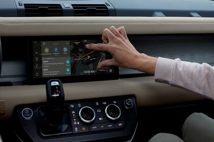 Las pantallas son las grandes protagonistas y permiten la interconexión con el vehículo