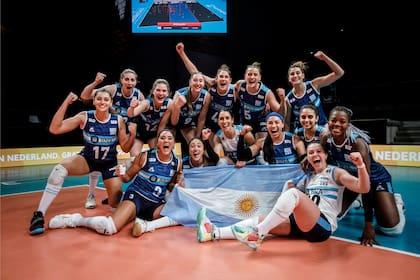 Las Panteras festejan su clasificación a la segunda ronda del Mundial de vóleibol femenino 2022