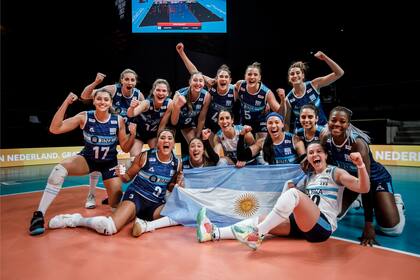 Las Panteras festejan su clasificación a la segunda ronda del Mundial de vóleibol femenino 2022