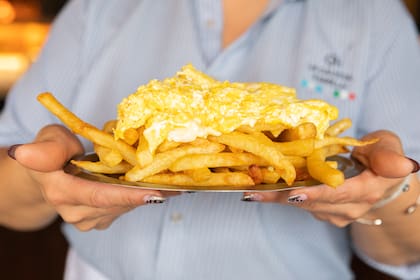 Las papas fritas con huevo son un clásico de Jesús María, en Córdoba.