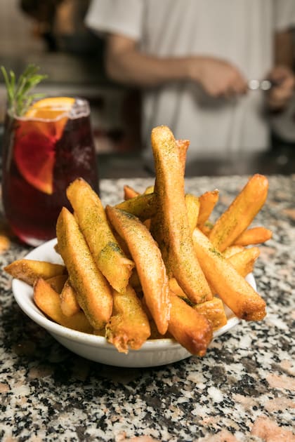 Las papas fritas de la casa, imbatibles: llevan tres cocciones y se condimentan con una sal de especias.