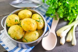 Papas asadas con costra de parmesano y polenta