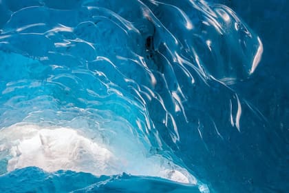 Las paredes de hielo azuladas de la cueva de Breidamerkurjökull es una de las postales más bellas de toda Islandia