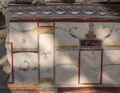 Las paredes de la residencia burguesa aún guardan el esplendor de aquella época