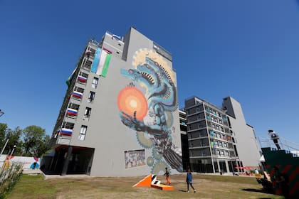 Las paredes de los edificios fueron intervenidas por muralistas porteños para darle color a la villa olímpica