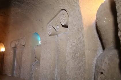 Las paredes de los pasadizos cuentan con detalles que convierten a la cueva en un museo de arte tangible