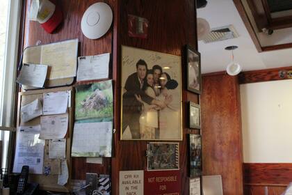 Las paredes de Toms, con una foto firmada por los protagonistas de Seinfield