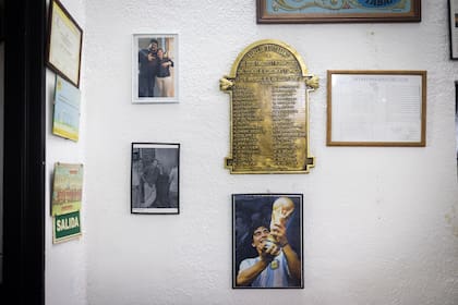 Las paredes del bodegón están llenas de recuerdos y homenajes a los socios que se encuentran en "la filial del cielo"