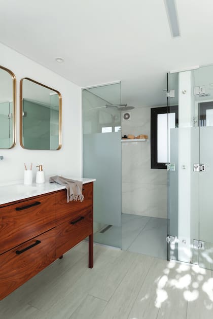 Las paredes del box de ducha están revestidas con Dekton ‘Natura’ (Canteras del Mundo).