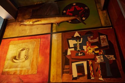 Las paredes del restaurante están intervenidas por obras de diversos artistas