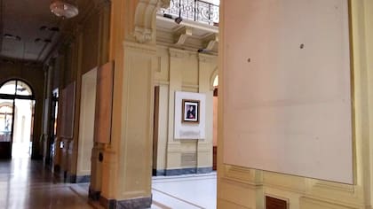 Las paredes después de bajar los cuadros